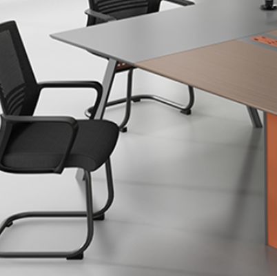 Moderne eenvoudige rechthoek lange houten metalen bureau vergadertafel onderhandeling grote kantoorkamer vergaderruimte conferentietafel