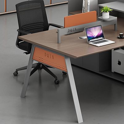 Moderne kantoormeubilair Meerdere personen Bureaubureau Bureaubureau Werkstation Bureaudelingen Tafelwerkstation