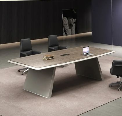 Moderne eenvoudige kantoorvoorzieningen rechthoekige onderhandelingen conferentie vergaderruimte tafel