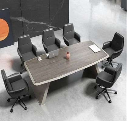 Moderne eenvoudige kantoorvoorzieningen rechthoekige onderhandelingen conferentie vergaderruimte tafel