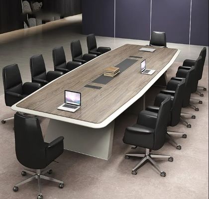 Moderne eenvoudige kantoorvoorzieningen rechthoekige onderhandelingen conferentie vergaderruimte tafel