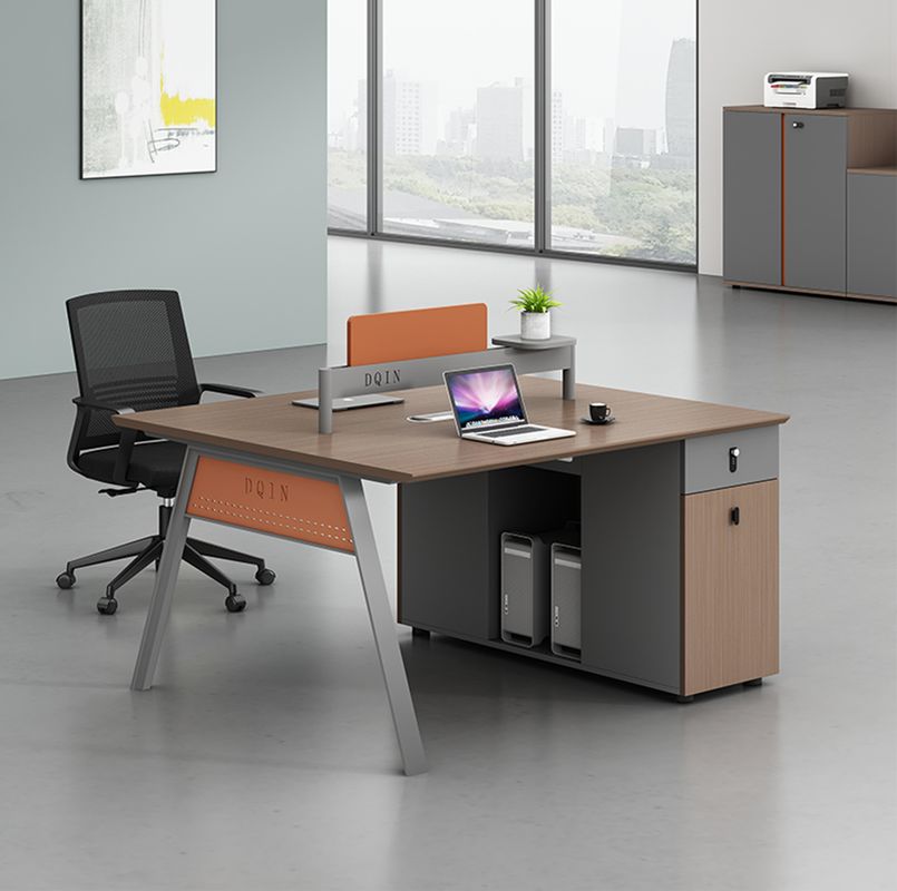Moderne kantoormeubilair Chinees Meerdere personen Bureaubureaubureau Bureaubureaustation Afscheidingen Bureaustation Bureaubureaustation